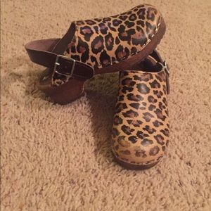 Hanna Anderson cheeta print clogs